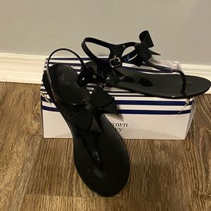 Black, cute bow detail thong sandals.